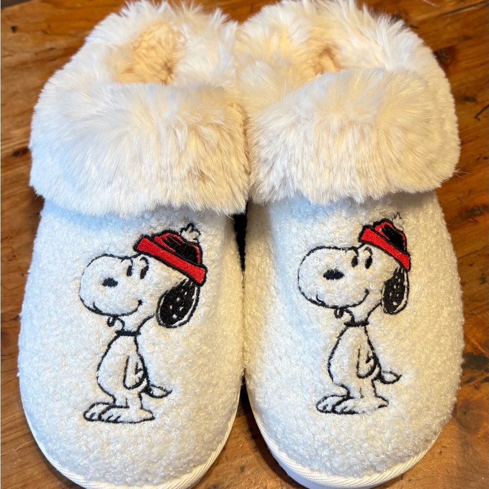 American Eagle Snoopy Slippers with Faux Fur size 9 Like New